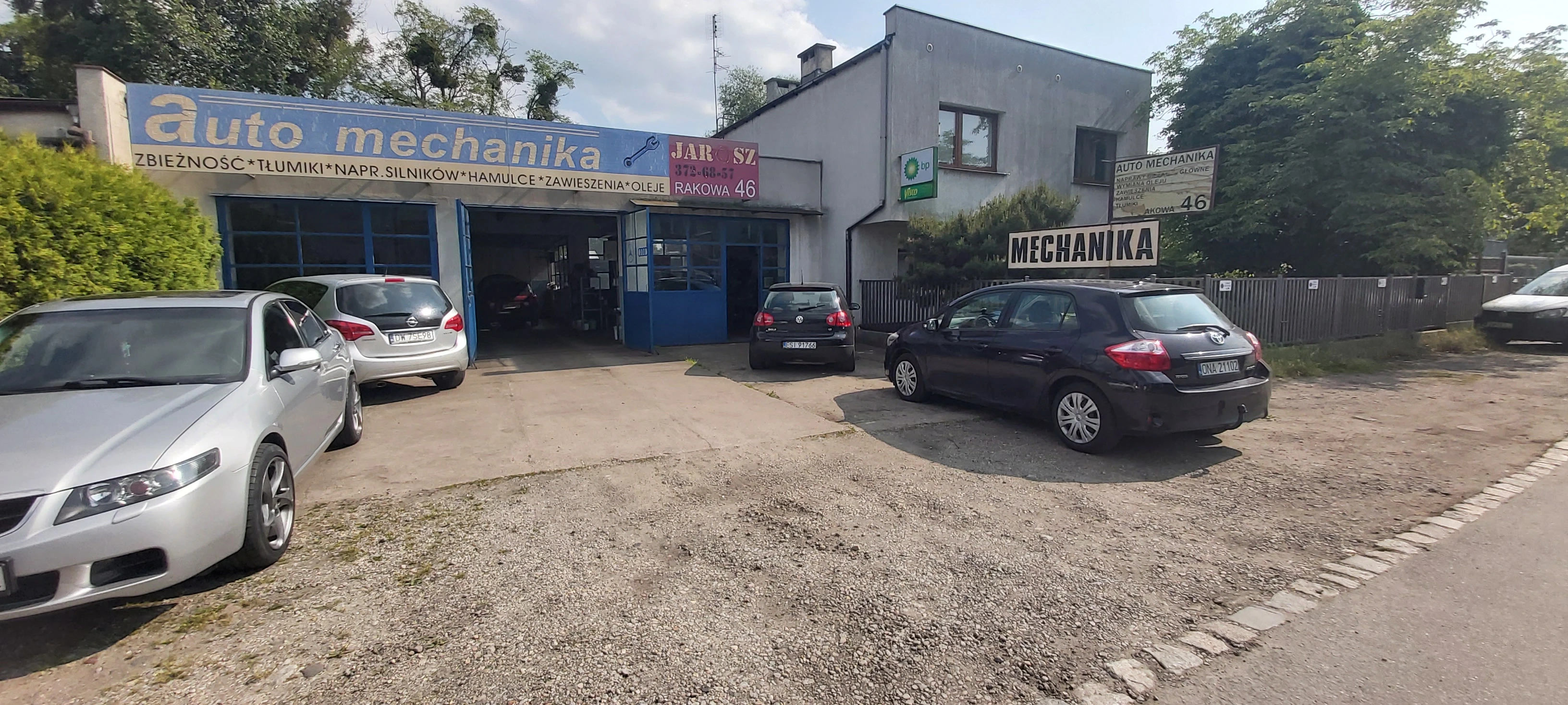 Widok warsztatu Mechanika Jarosz na zewnątrz budynku