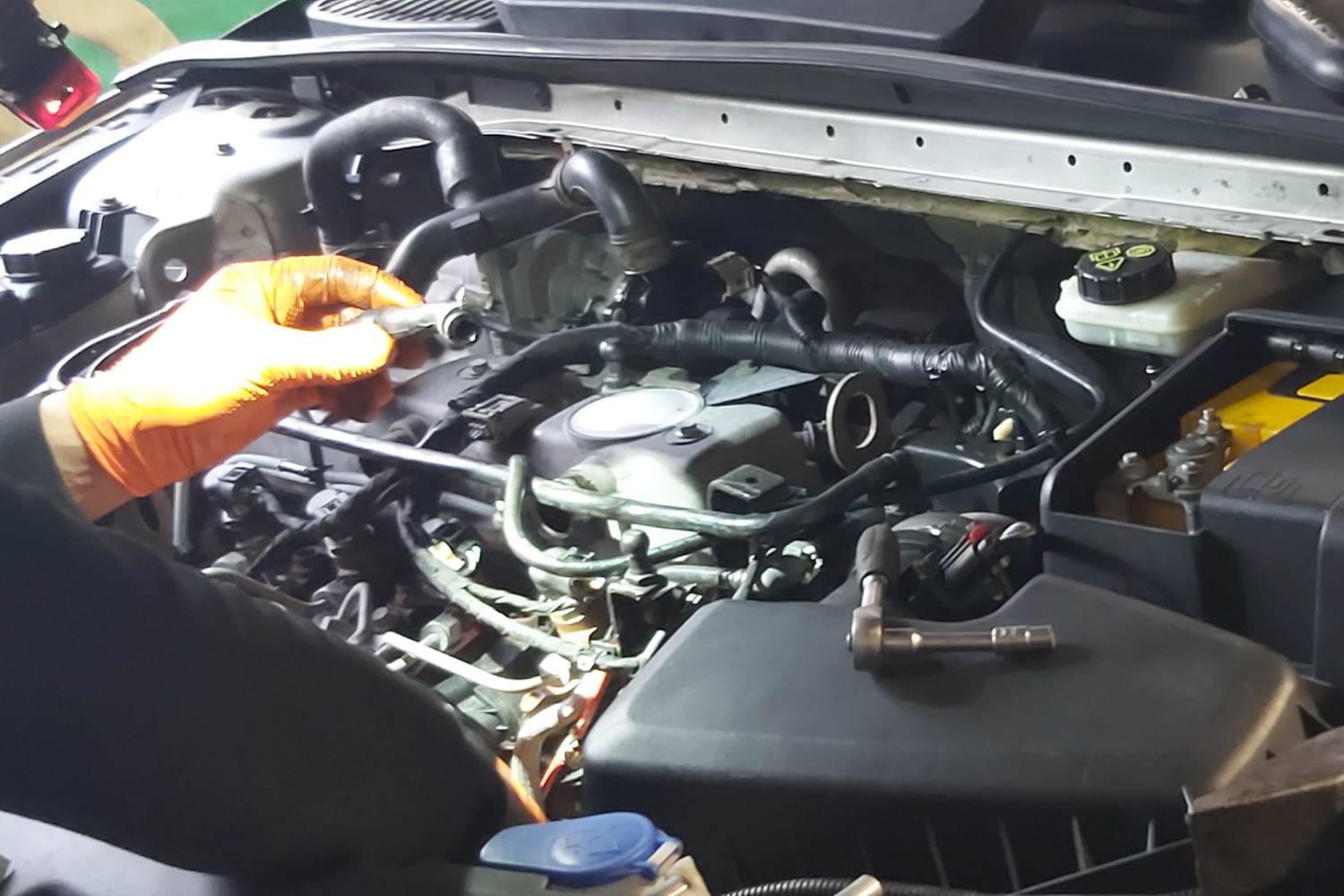 Mechanik naprawiający samochód w warsztacie Automechanika Jarosz